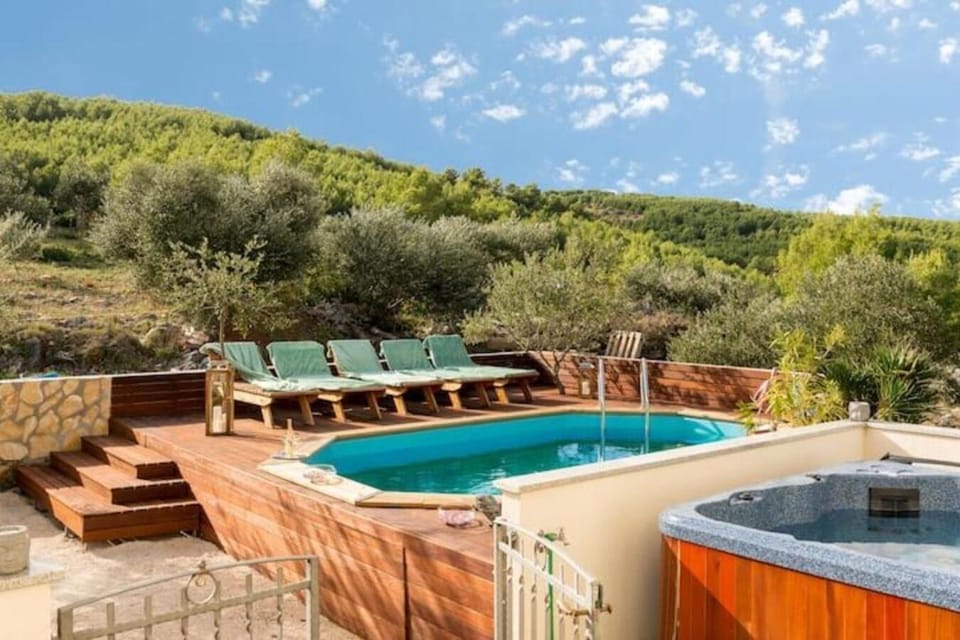 Natural landscape, Garden, Hot Tub, Balcony/Terrace, Animals, Mountain view, Sea view, Swimming pool, pet friendly