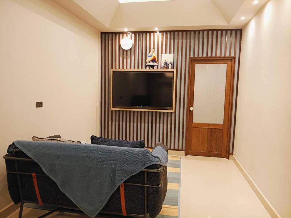 Communal lounge/ TV room, TV and multimedia, Living room, Seating area, Evening entertainment
