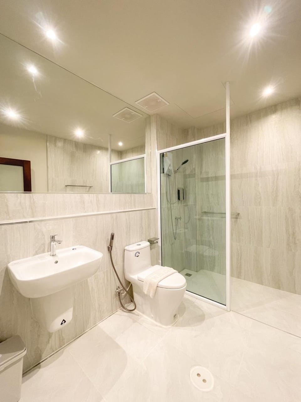 Shower, Toilet, Bathroom, Bath, bidet, towels