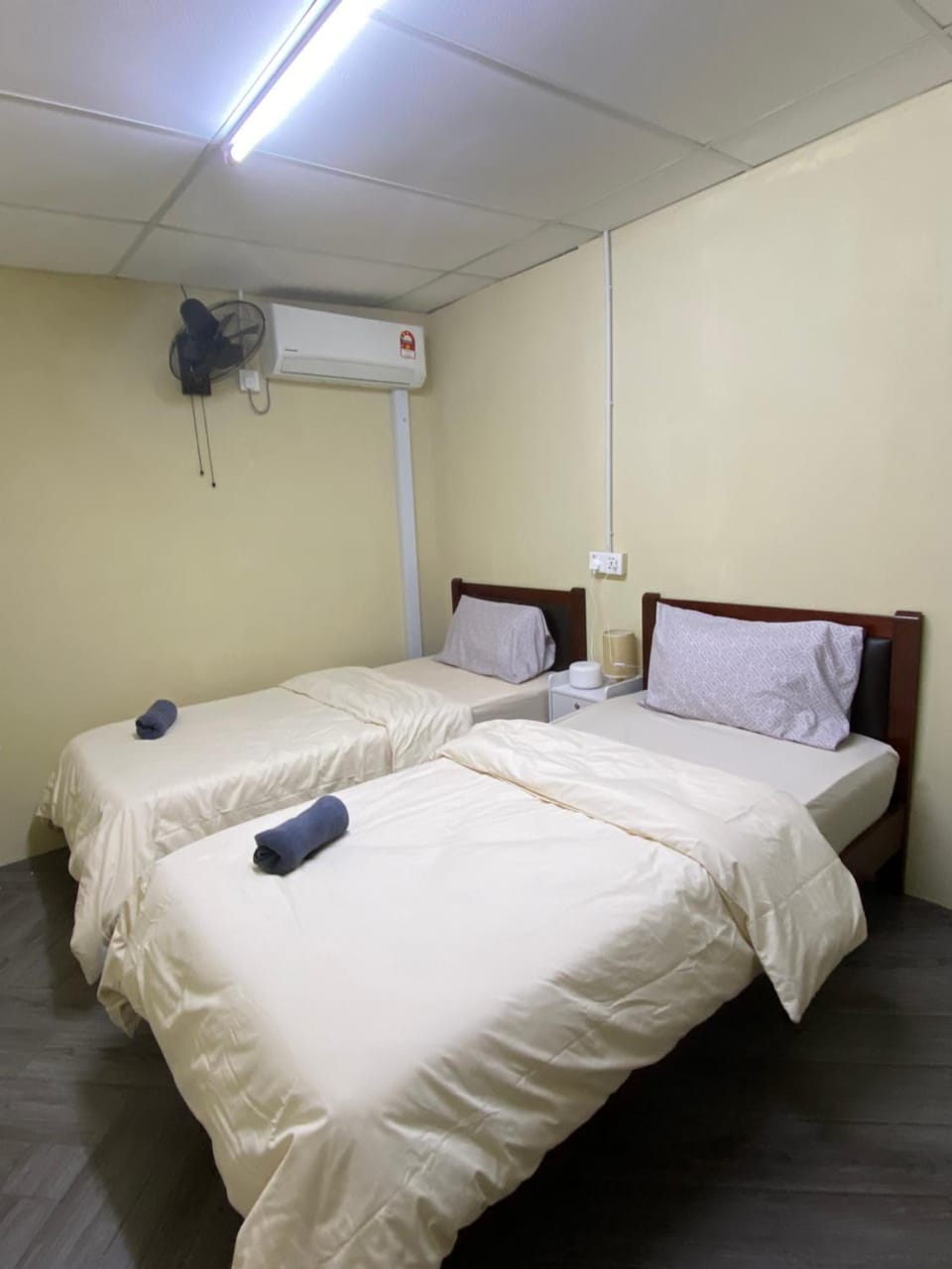 Bed, Photo of the whole room, Bedroom, air conditioner