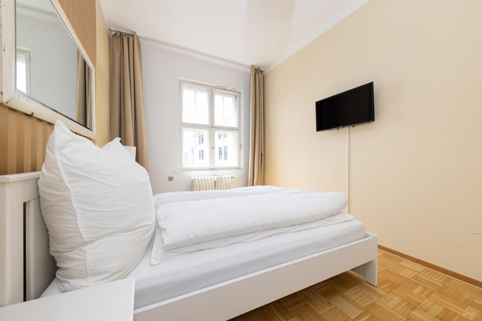 Bed, TV and multimedia, Photo of the whole room, Bedroom
