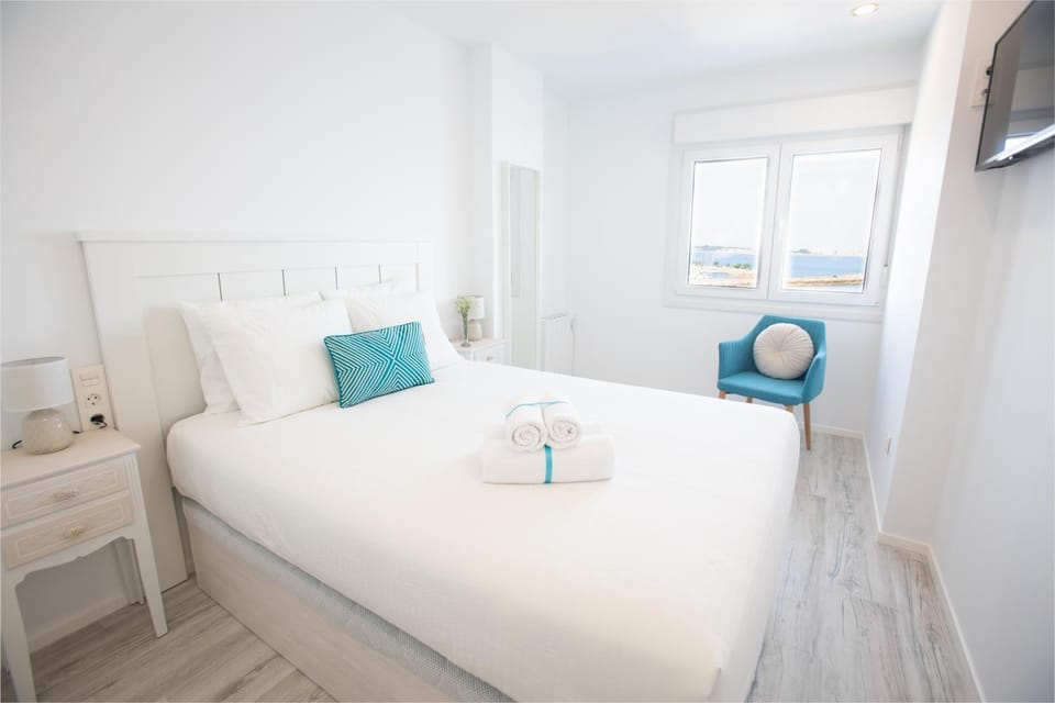Bed, TV and multimedia, Photo of the whole room, Bedroom, Sea view, heating, heating, towels