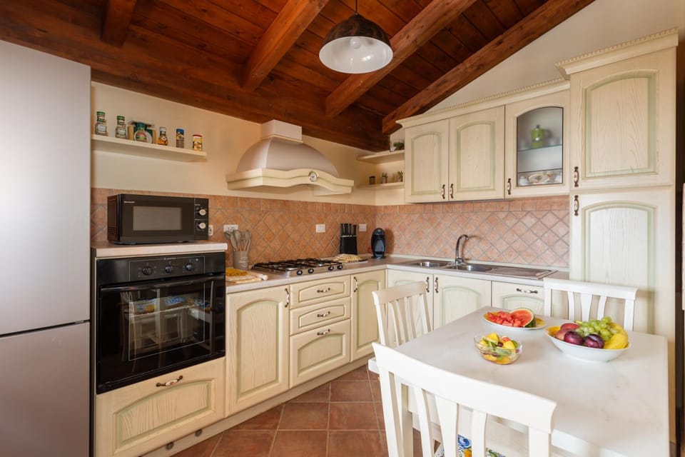Coffee/tea facilities, Kitchen or kitchenette, Food and drinks, Dining area, Food, oven, stove