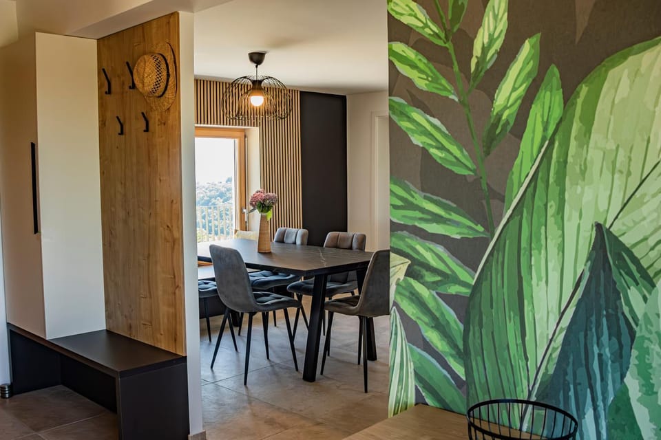 Seating area, Dining area