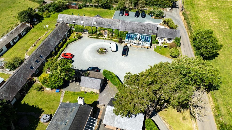 Patio, Natural landscape, Bird's eye view, Garden, Garden view, Area and facilities, Parking