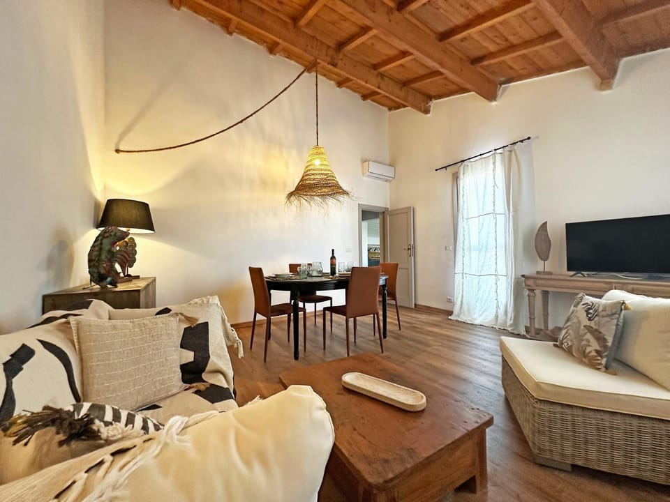 Living room, Lounge or bar, Seating area, Dining area, Sea view, air conditioner