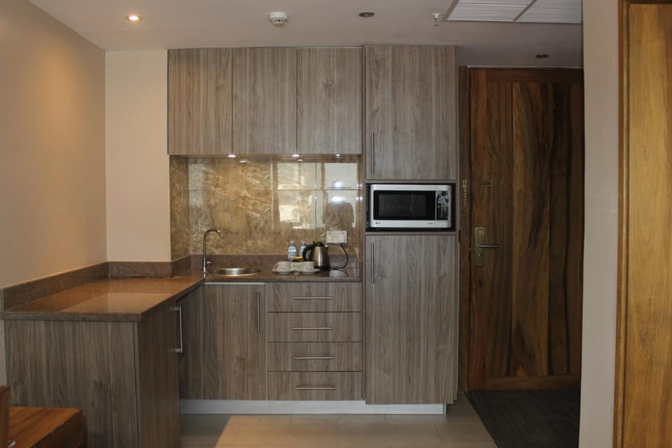 Kitchen or kitchenette, minibar, oven