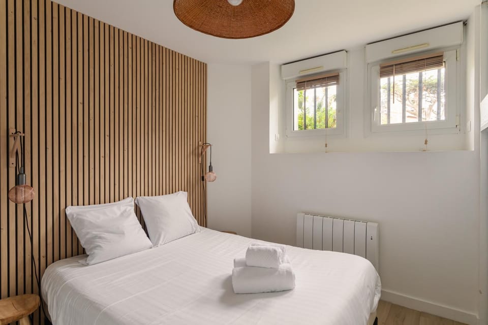 Bed, Bedroom, towels