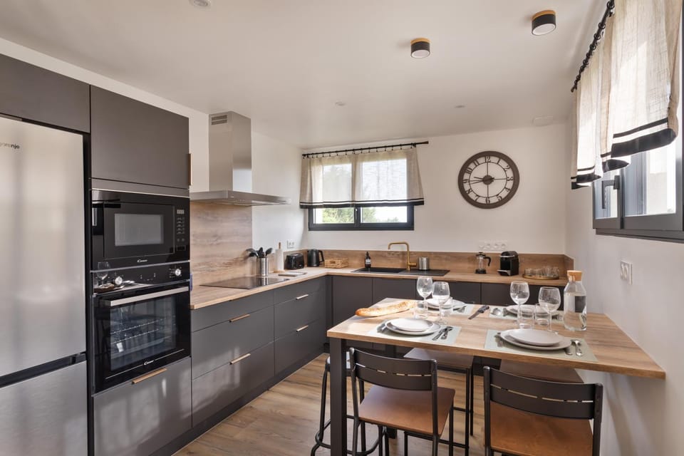 Kitchen or kitchenette, Dining area