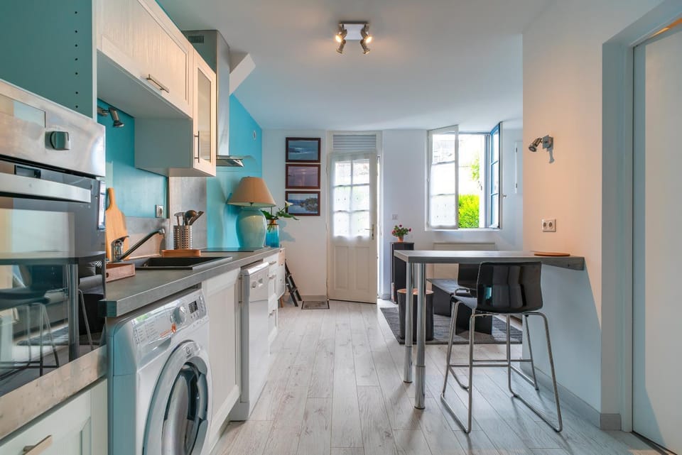 Kitchen or kitchenette, Living room