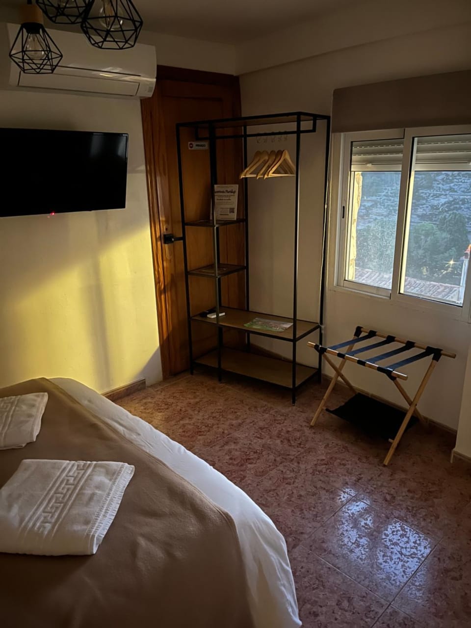 Bed, TV and multimedia, Photo of the whole room