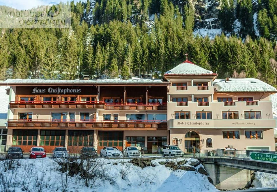 Property building, Day, Natural landscape, Winter, Area and facilities, Parking