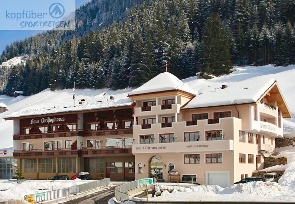 Property building, Day, Natural landscape, Winter, Area and facilities