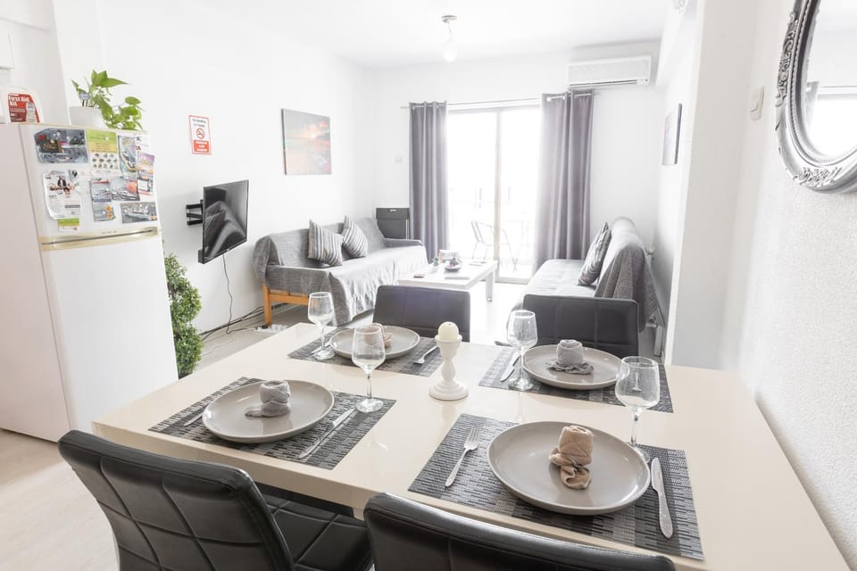 TV and multimedia, Kitchen or kitchenette, Living room, Seating area, Dining area