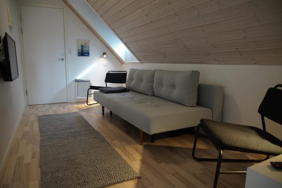 Bed, TV and multimedia, Seating area, furniture