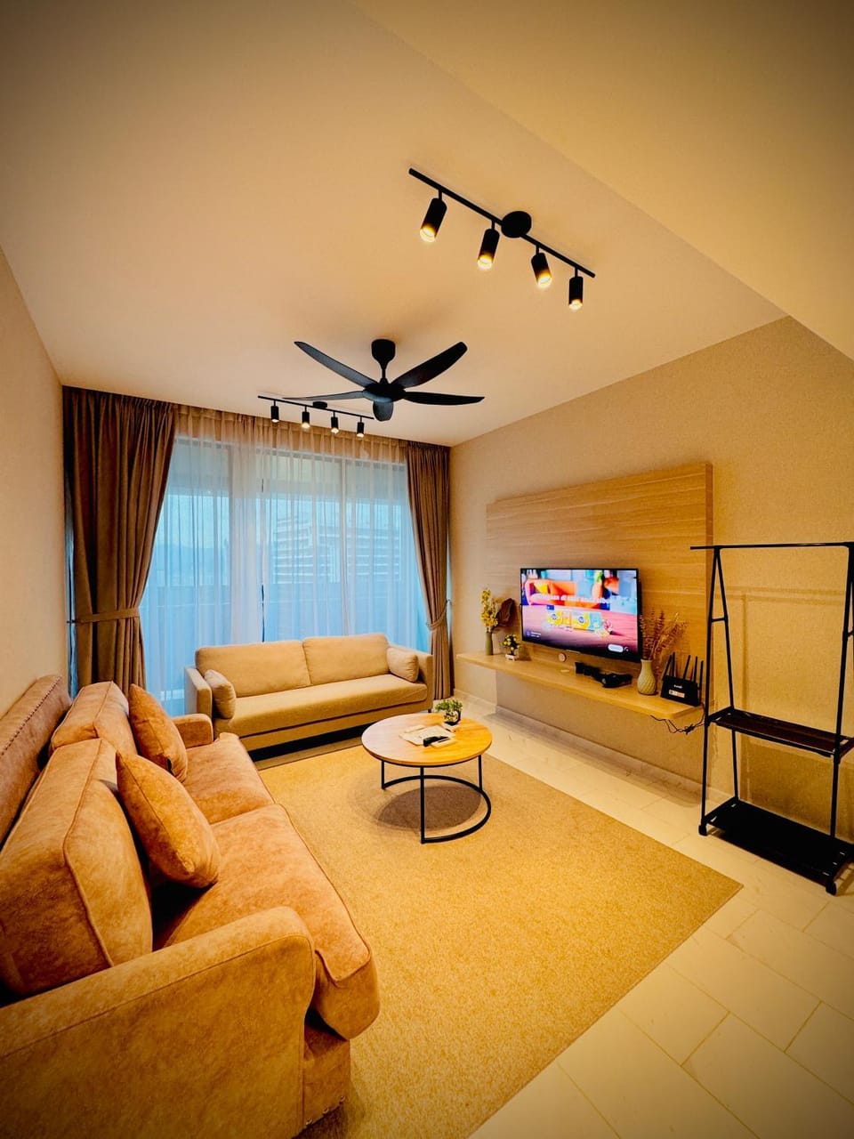TV and multimedia, Living room, Photo of the whole room, Seating area, Evening entertainment, Bedroom