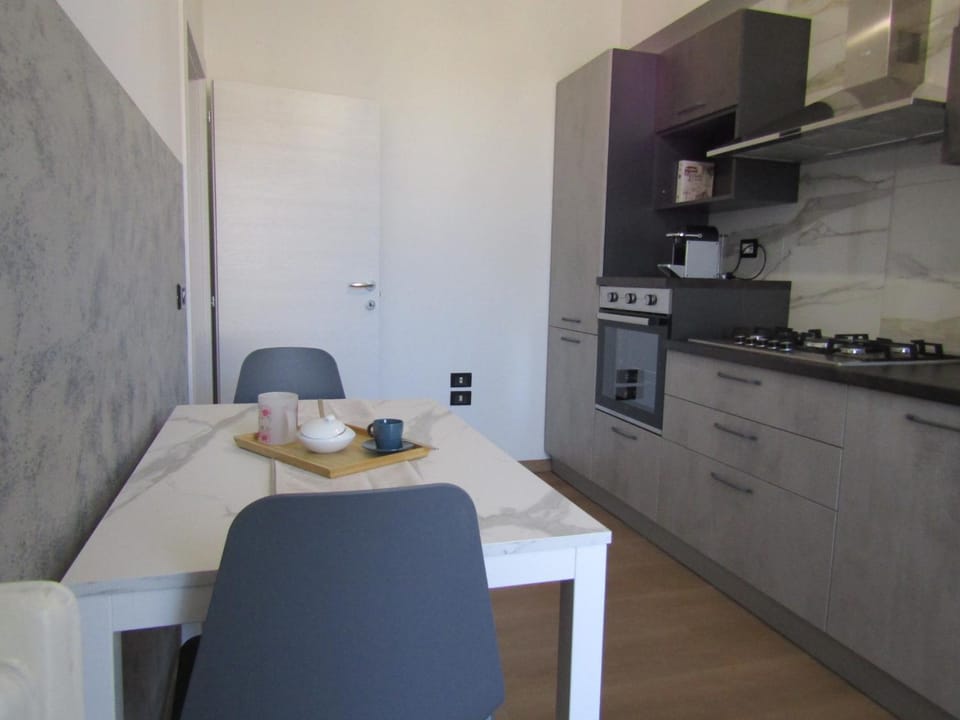 Kitchen or kitchenette, oven