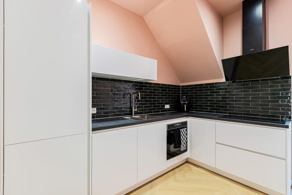 Kitchen or kitchenette, dishwasher, oven
