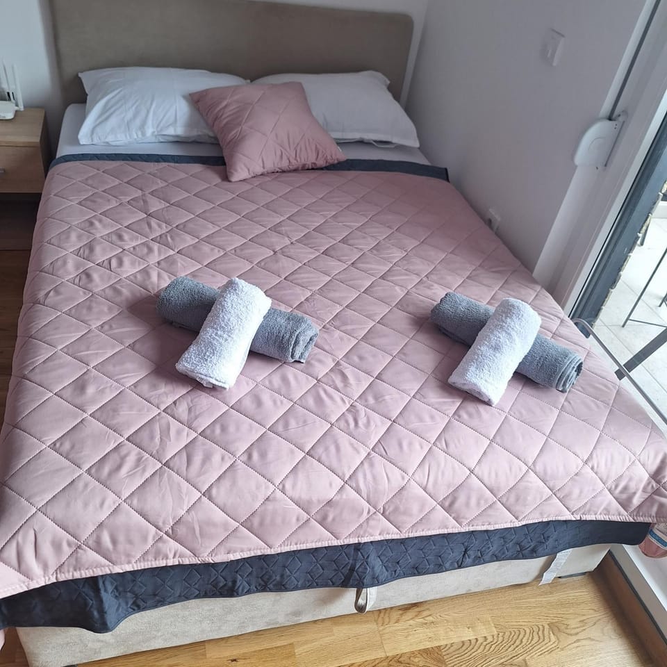 Bed, Internal: Not applicable to any particular room
