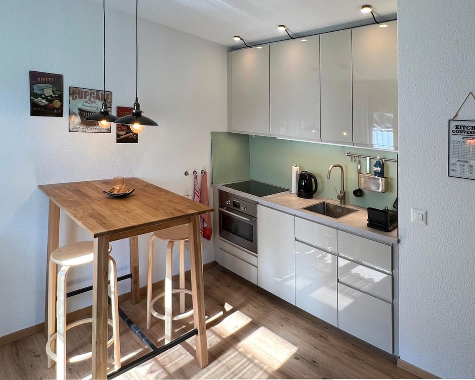 Coffee/tea facilities, Kitchen or kitchenette, Dining area, Breakfast, dishwasher, microwave, oven, stove, toaster