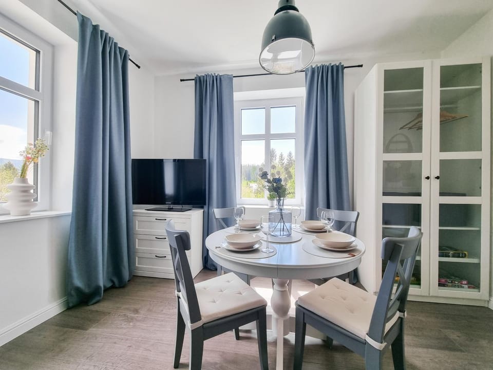 TV and multimedia, Living room, Seating area, Dining area