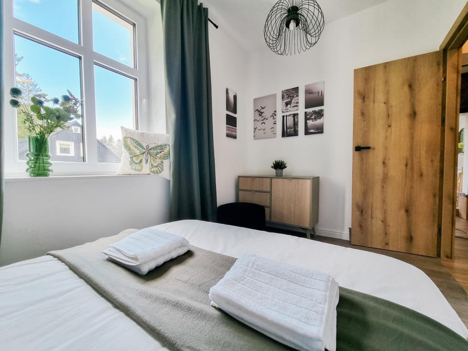 Bed, Bedroom, Mountain view, towels