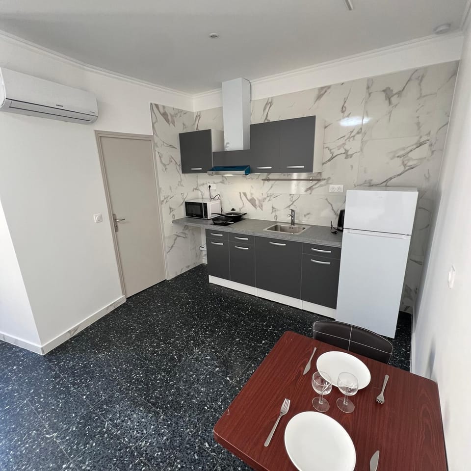 Suite studio entier St Charles, Canebiere, Vieux-Port Appartement Bed and Breakfast in Marseille