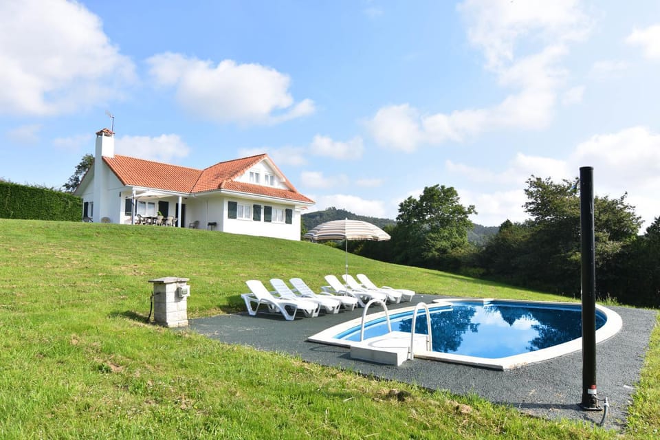 Espectacular casa con piscina y gran jardín House in Cantabria