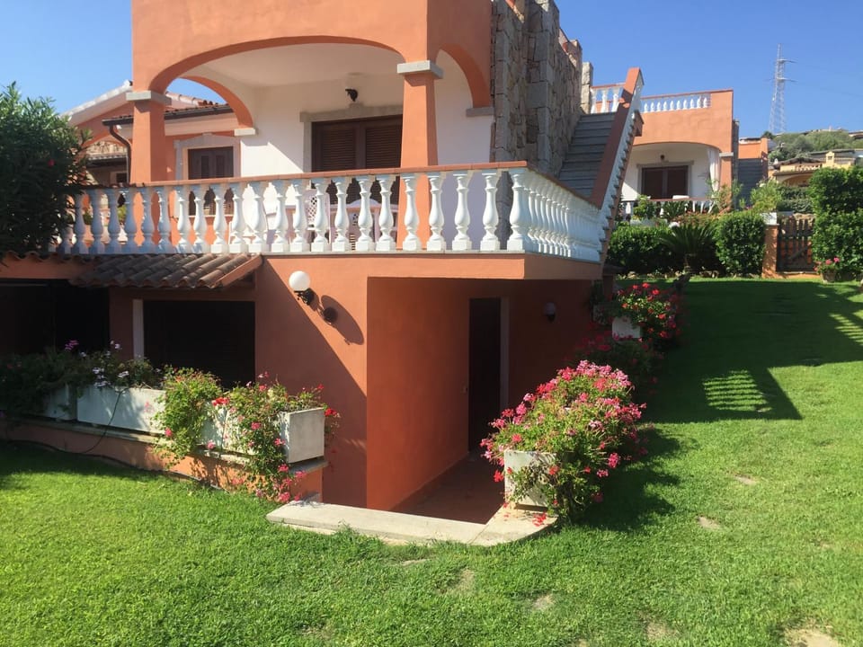 Property building, Patio, Day, Balcony/Terrace, Garden view