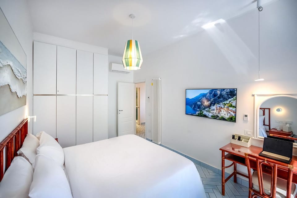 Bed, TV and multimedia, Bedroom, wardrobe, air conditioner