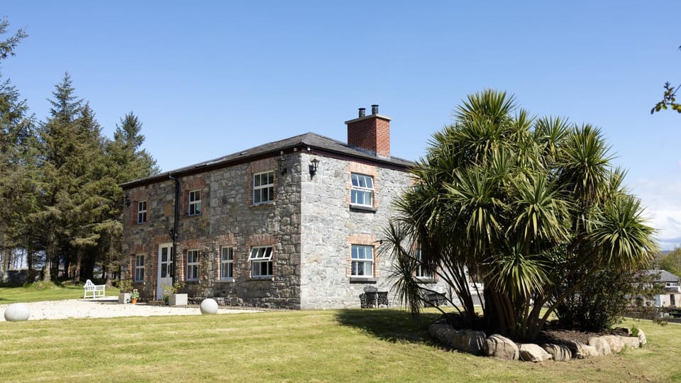 Property building, Spring, Day, Natural landscape, Garden, Garden view, Landmark view