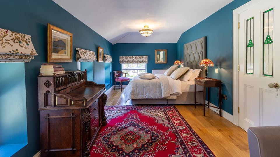 Bed, Photo of the whole room, Seating area, Bedroom