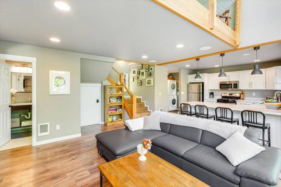 Gorgeous Modern Cabin with Access to Lake Cushman Cabin in Lake Cushman