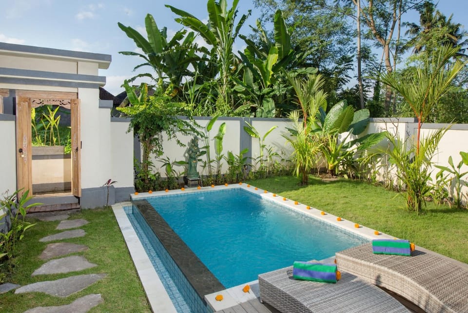 Facade/entrance, Garden, Garden view, Pool view, Swimming pool, sunbed