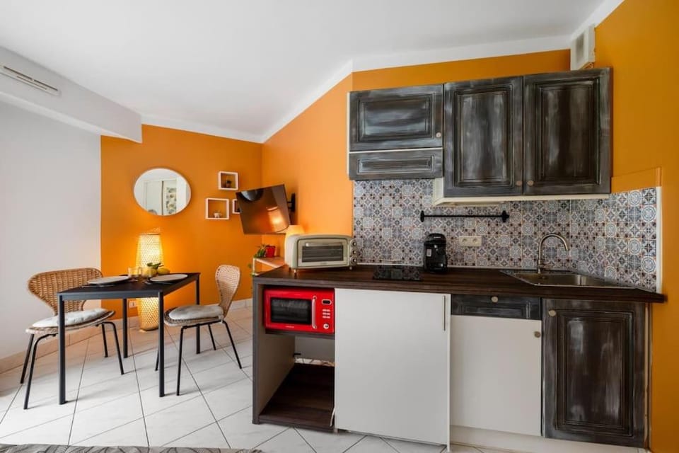 Victoria Beach - Charmant studio hyper centre ville de Menton - Mer au pied de l'immeuble Apartment in Menton