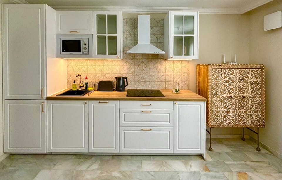 Kitchen or kitchenette, dishwasher, stove