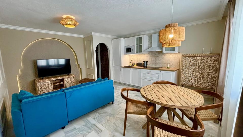 Communal lounge/ TV room, TV and multimedia, Kitchen or kitchenette, Living room, Seating area, Dining area, Evening entertainment, Garden view, Garden view, stove