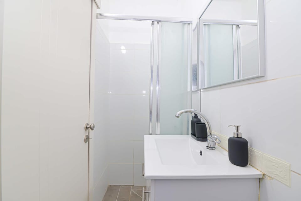 Shower, Toilet