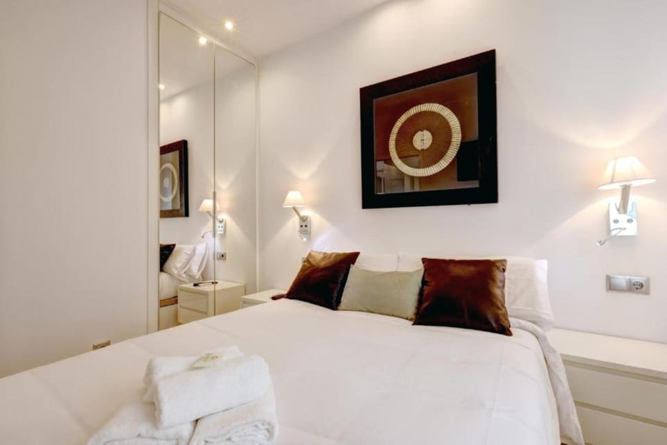 Bed, Photo of the whole room, Decorative detail, Bedroom, towels