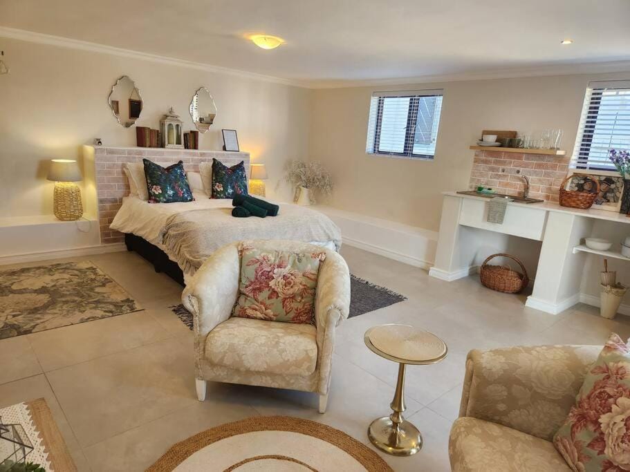 Bed, Seating area