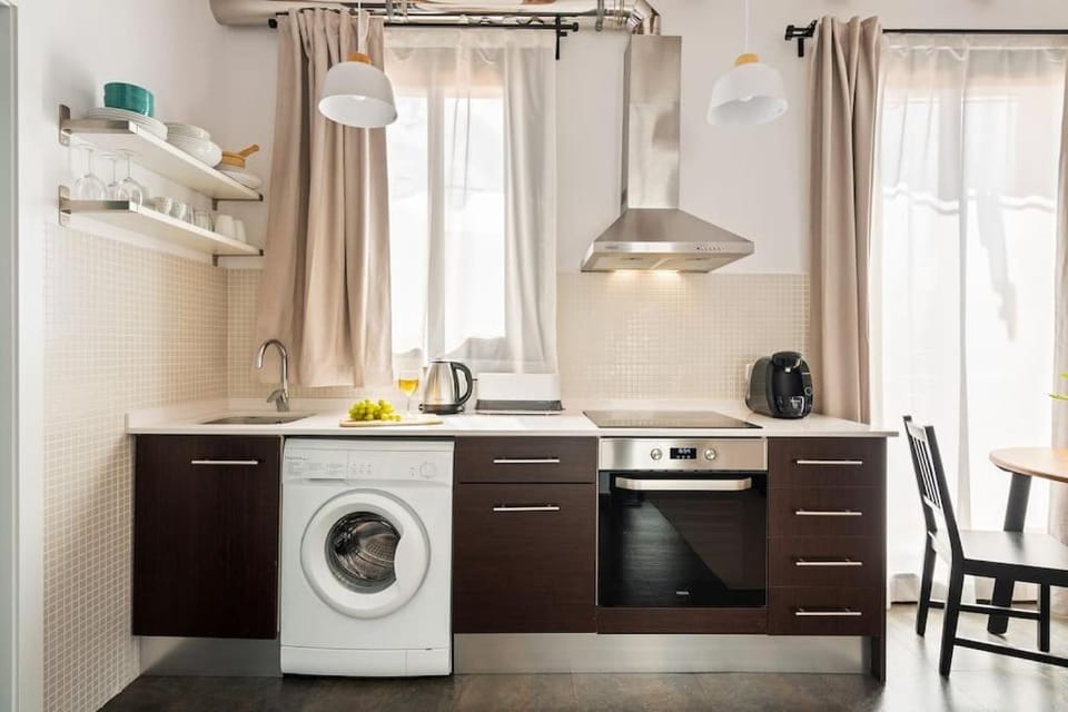 Kitchen or kitchenette, oven, washing machine