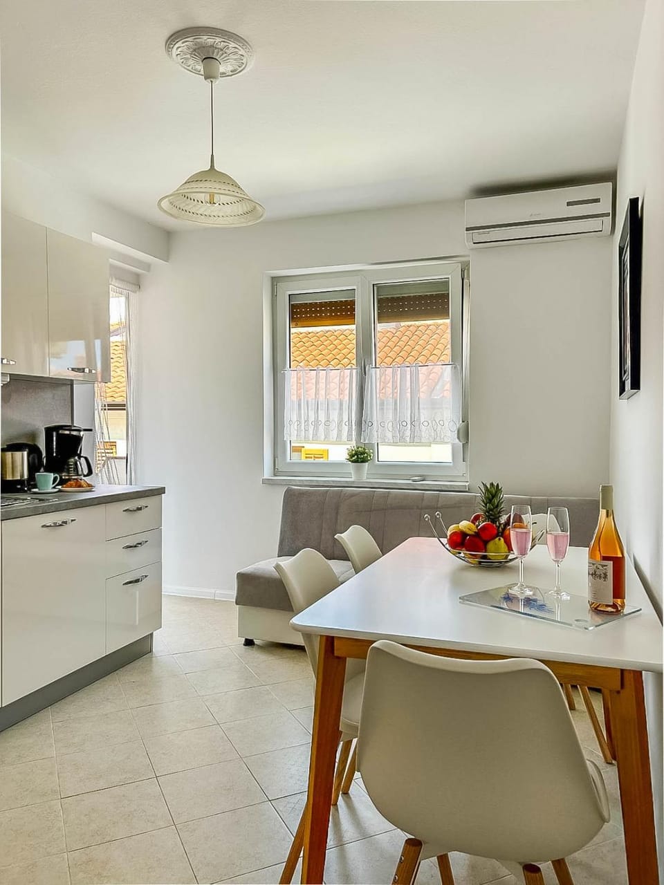 Kitchen or kitchenette, Seating area, oven, air conditioner