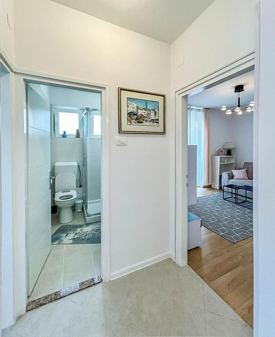 Toilet, Bathroom, Seating area