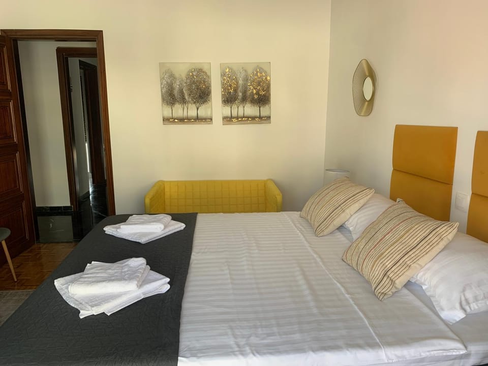 Bed, Photo of the whole room, Bedroom, towels