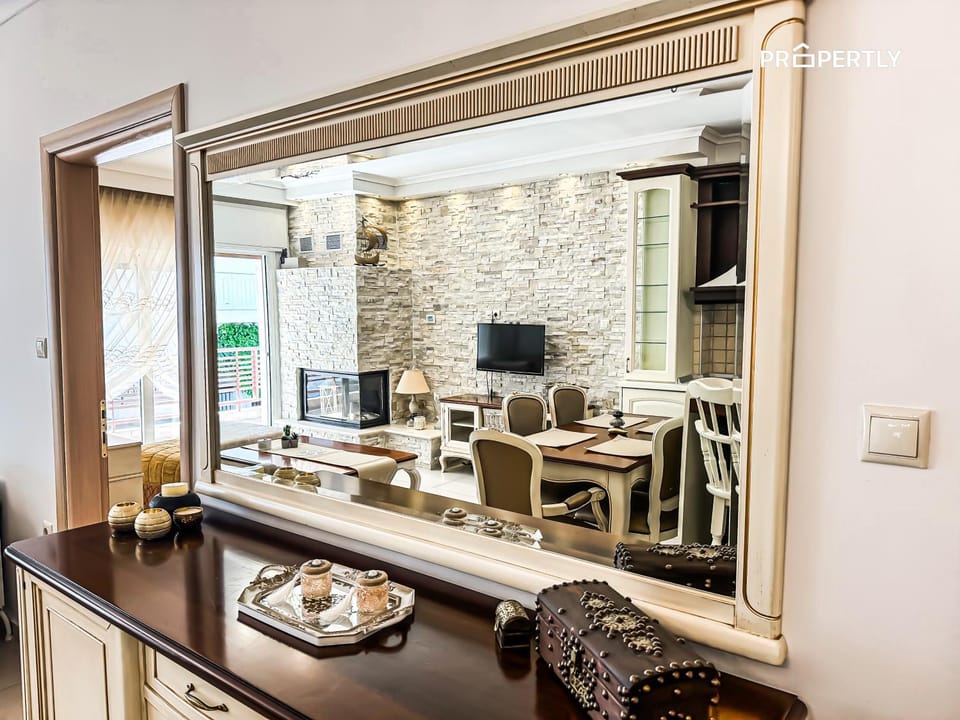 TV and multimedia, Kitchen or kitchenette, Living room, Seating area, Dining area