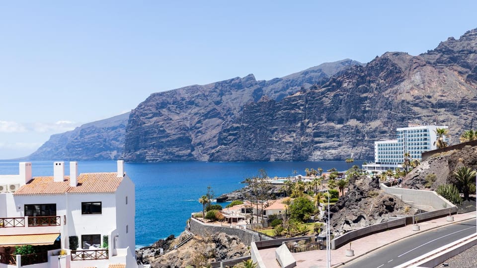 Day, Neighbourhood, Natural landscape, City view, Mountain view, Sea view, Street view