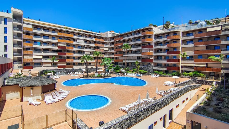 Property building, Day, Swimming pool, sunbed