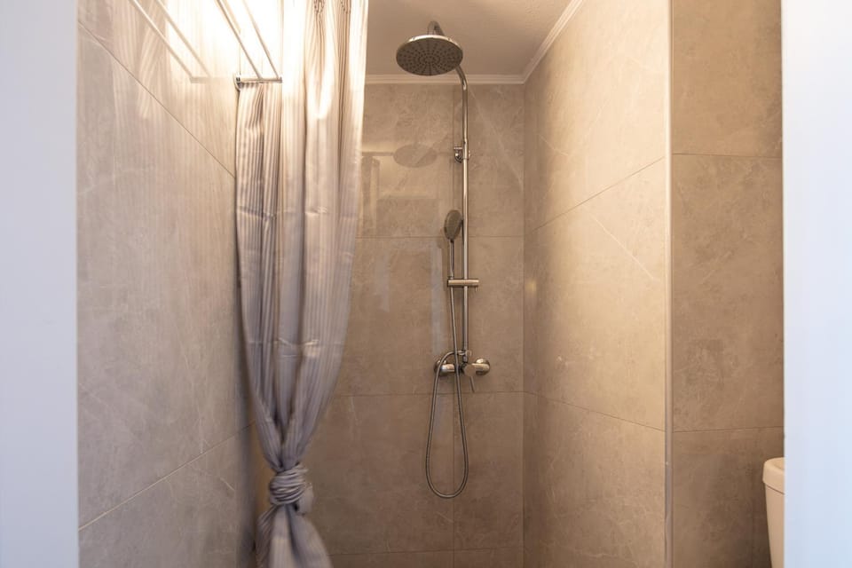 Shower, Toilet