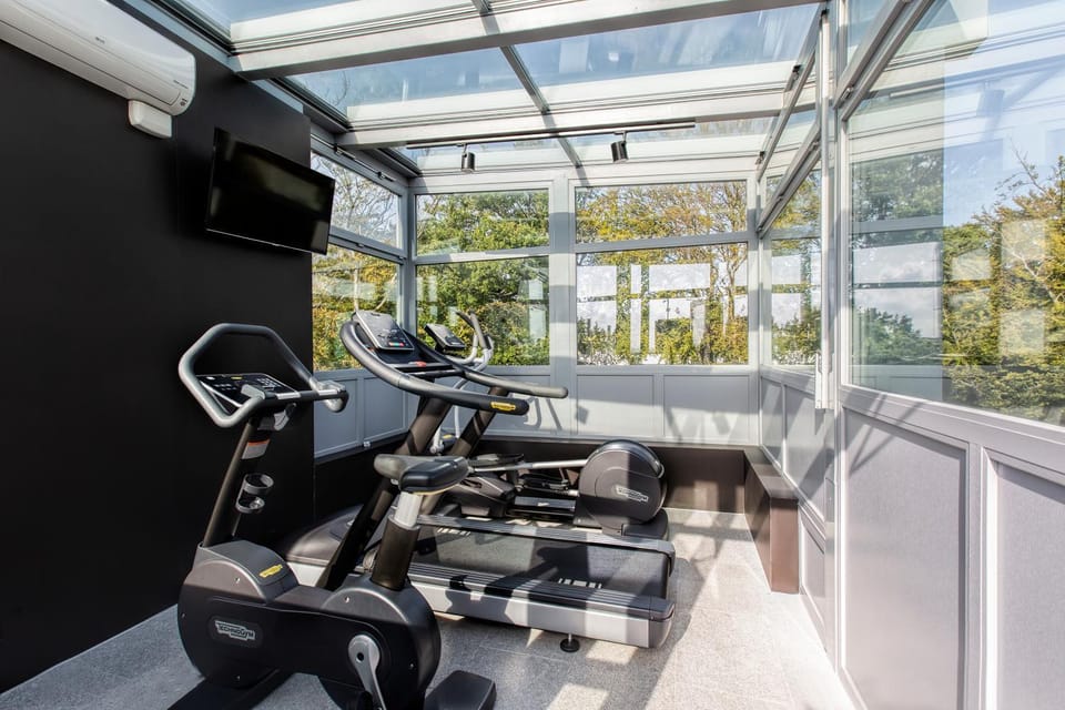 Balcony/Terrace, Fitness centre/facilities, Sports