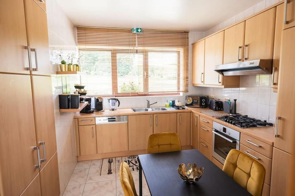 Coffee/tea facilities, Kitchen or kitchenette, Dining area, dishwasher, oven, stove, toaster